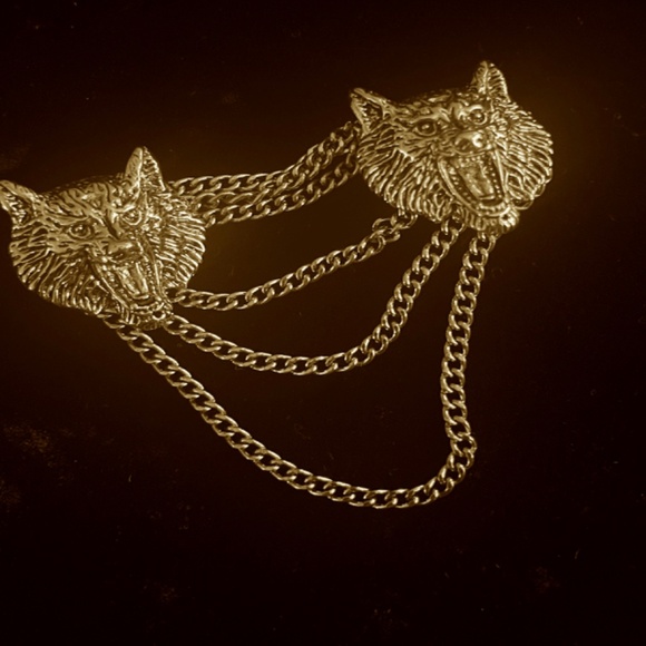 Gold wolf cloak clasp - Picture 5 of 7